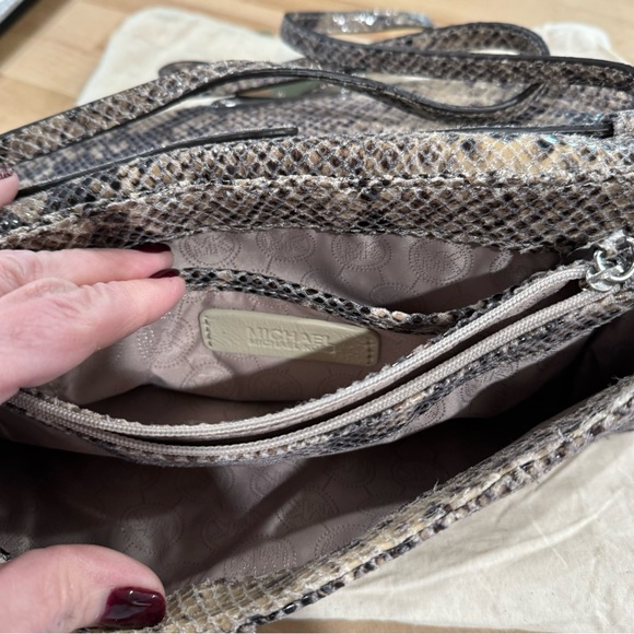 MICHAEL KORS FAUX SNAKE SKIN CLUTCH - Picture 4 of 8
